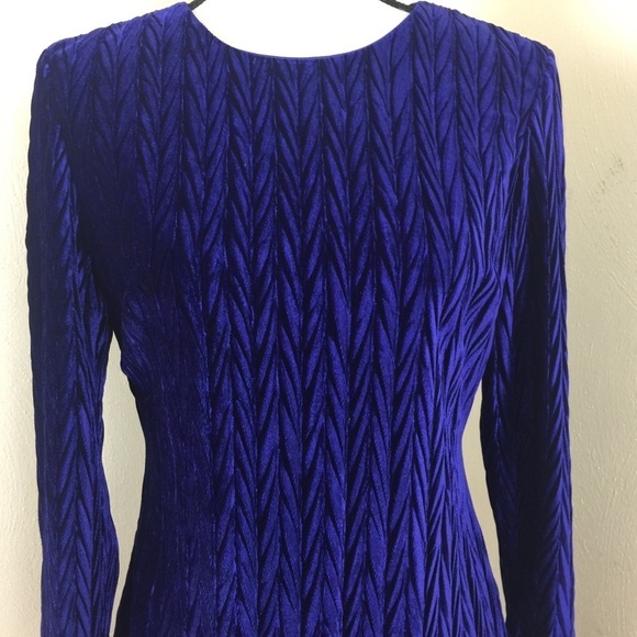 New  Maggy London  Dress. Blue Velvet. Sz. 4 - Picture 3 of 9